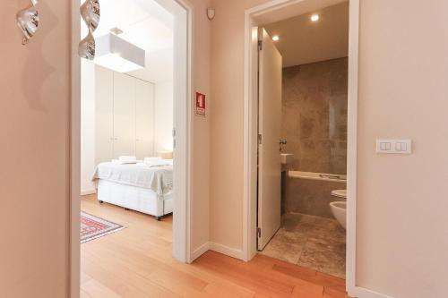 リスボンにあるDowntown Chiado by Homingのベッドルーム1室(ベッド1台付)、バスルーム(バスタブ付)が備わります。