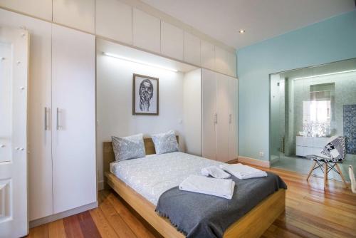 リスボンにあるAlfama Concept by Homingのベッドルーム1室(大型ベッド1台、白いキャビネット付)