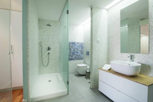 リスボンにあるAlfama Concept by Homingのバスルーム(シンク、シャワー、トイレ付)