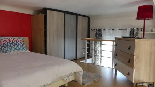 une chambre avec un lit, une commode et une fenêtre dans l'établissement Charmant appartement dans villa avec parc, à Cannes