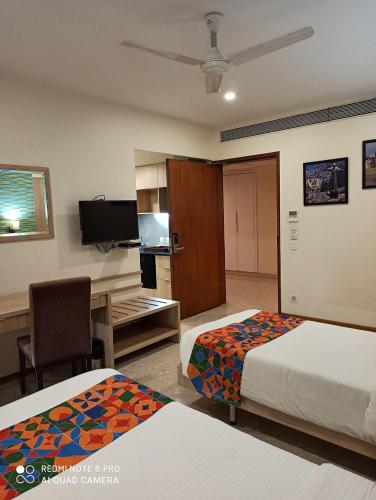 Una cama o camas en una habitación de Magnus Star Residency Koregaon Park Annexe