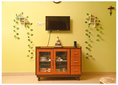 En tv och/eller ett underhållningssystem på Sohana's Homestays - Work Friendly Apartment near Jaipur International Airport
