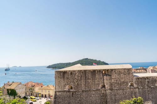 vista sull'oceano dalla cima di un castello di Apartments Casa Vanna a Dubrovnik
