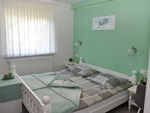 Gornji GradにあるGostišče Trobejのベッドルーム1室(青い壁のベッド1台付)
