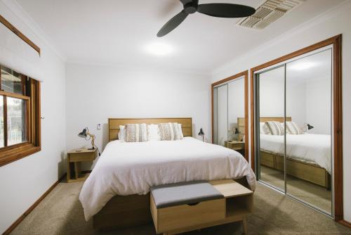 1 dormitorio con 1 cama grande y ventilador de techo en Talbot Lodge en York