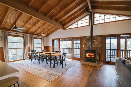 ヨークにあるTalbot Lodgeのテーブルと暖炉のあるダイニングルーム
