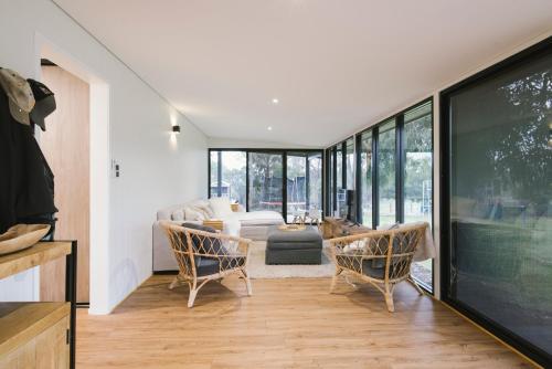 ヨークにあるTalbot Lodgeのリビングルーム(椅子2脚、ソファ付)