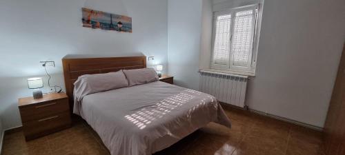 um pequeno quarto com uma cama e uma janela em Casa "LA OCA" - Planta Baja Independiente en Vivienda Independiente em Andés