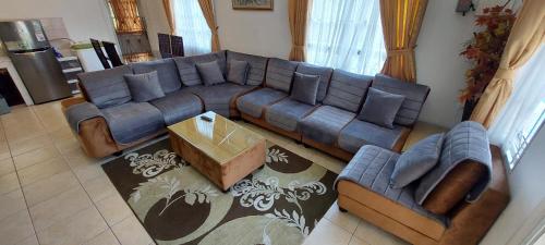 Ruang duduk di Villa Dalia Puncak Nb4-01