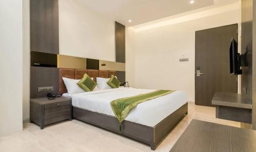 Postel nebo postele na pokoji v ubytování Hotel Oyster Suite Andheri West