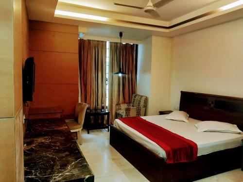 um quarto de hotel com uma cama e uma janela em Hotel Good Will Residency em Gurgaon