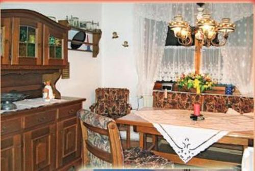 cocina con mesa y sillas y comedor en Familienferienwohnung im Haus Ludwig, en Masserberg