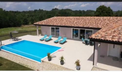 une image d'une maison avec une piscine dans l'établissement Villa Heaven Green, à Pazin
