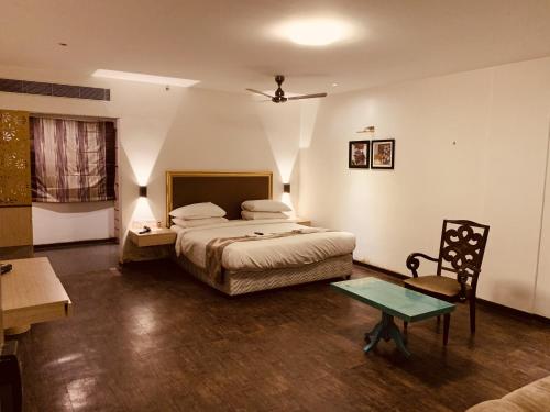 Un pat sau paturi într-o cameră la Hotel Sabareesh Park