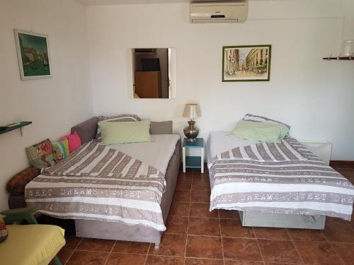 1 dormitorio con 2 camas, lámpara y mesa en Villa Masha Brač, en Bobovišća