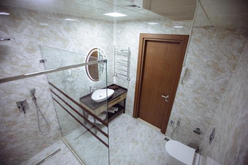 Kylpyhuone majoituspaikassa La Corne Hotel Baku