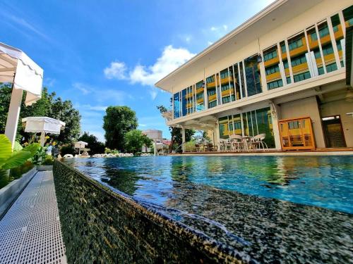 uma piscina em frente a um edifício em Gallery Design - SHA Extra Plus em Si Sa Ket