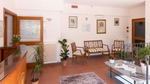 a living room with chairs and a table at Hotel Villa Bonelli in Fiesole