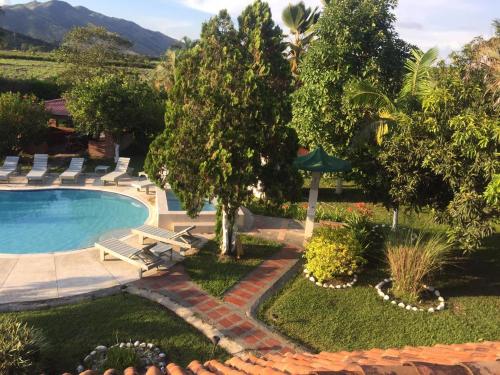 Bazén v ubytování Inviting 14-Bed Villa in Toro Valle del Cauca nebo v jeho okolí