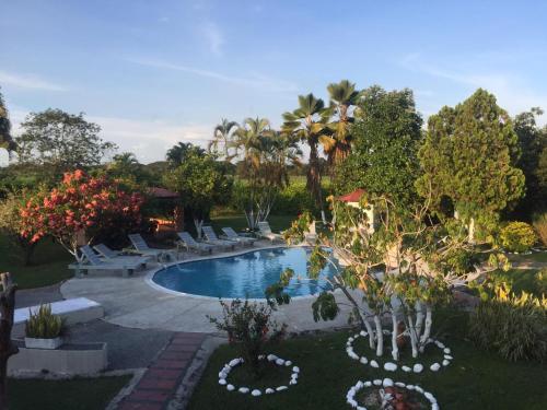 Bazén v ubytování Inviting 14-Bed Villa in Toro Valle del Cauca nebo v jeho okolí