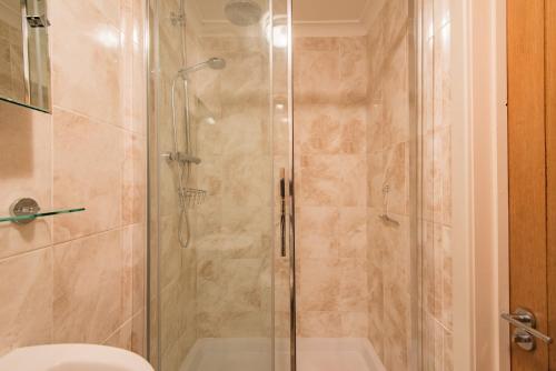 ein Bad mit einer Dusche und einer Glastür in der Unterkunft The Roost by Bloom Stays in Wingham