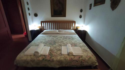 ヴェルナッツァにあるMauro's Homeのベッドルーム1室(タオル、照明2つ付)