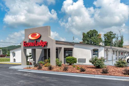 a building with a hamburger sign on the side of it at Econo Lodge in Oxford
