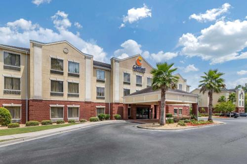 un hotel con palmeras frente a una calle en Comfort Inn & Suites Statesboro - University Area, en Statesboro