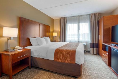 Un pat sau paturi într-o cameră la Comfort Inn & Suites Wilkes Barre - Arena