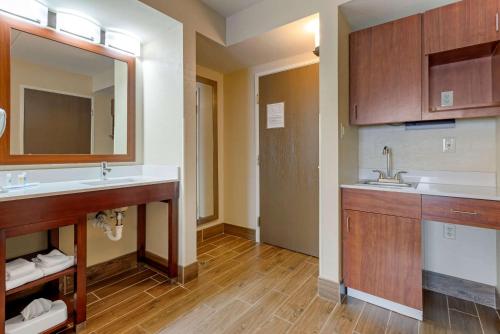 Dapur atau dapur kecil di Comfort Inn & Suites Wilkes Barre - Arena