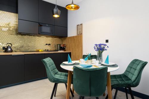 Kuchyňa alebo kuchynka v ubytovaní Etna Apartments Kołobrzeg by Noclegi Renters