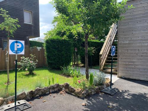 a parking sign in a yard next to a house at Le Lagon in Jargeau