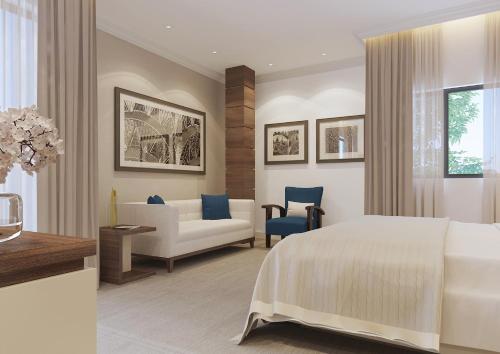 um quarto de hotel com uma cama e uma sala de estar em Plush Hotel,Abuja em Abuja