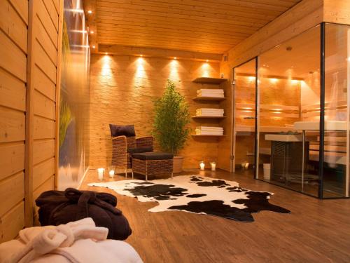 een slaapkamer met een koeientapijt in een kamer bij Ahorn-Appartements - Chiemgau Karte in Inzell