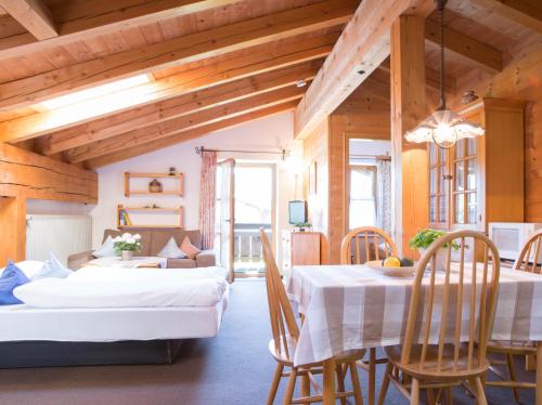 Un pat sau paturi într-o cameră la Ahorn-Appartements - Chiemgau Karte