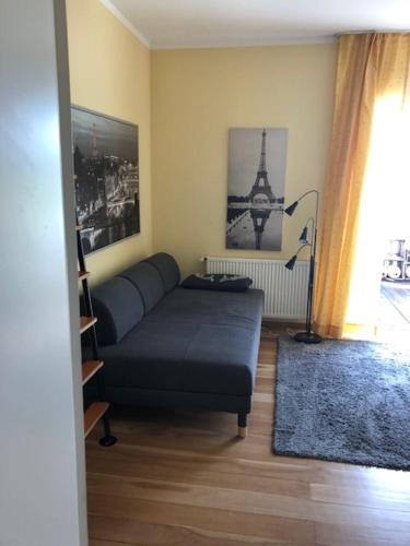 ein Wohnzimmer mit einem Sofa und einem Tisch in der Unterkunft Zwischen Teutoburger Wald und Universität in Bielefeld