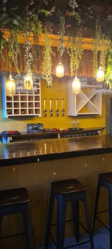 Lounge atau bar di StableWood Lodge
