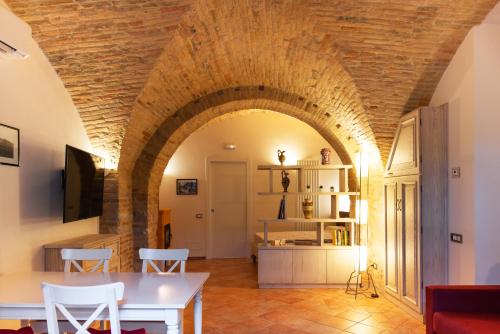uma cozinha e sala de estar com um arco em Camere Capobove Assisi em Assis