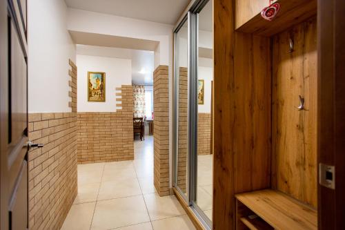 um corredor com paredes de madeira e uma porta de vidro em City Center. Central Avenue. Luxury. em Kherson