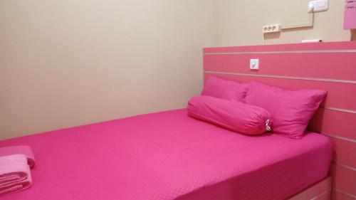 Posteľ alebo postele v izbe v ubytovaní Kanalan Homestay Banyuwangi