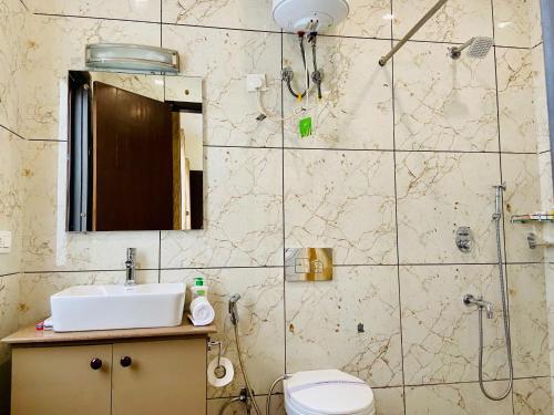 Ένα μπάνιο στο BluO 1BHK - DLF CyberCity, MG Road - Balcony, Lift