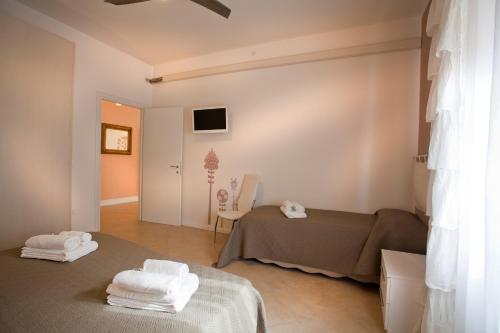 een kamer met 2 bedden en handdoeken erop bij SUITE MORGANA in San Zeno in Verona