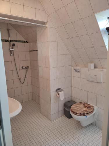 勃蘭登堡的住宿－Wunderschöne Ferienwohnung，一间带卫生间和淋浴的浴室