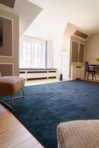 a large living room with a large blue rug at Villa Monceau Louvain la neuve in Louvain-la-Neuve
