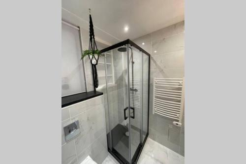 a bathroom with a shower with a glass door at Studio Côté Cale in Fouesnant
