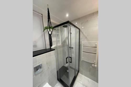 une salle de bain avec une douche avec une porte vitrée dans l'établissement Studio Côté Cale, à Fouesnant