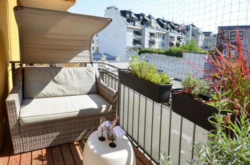 ウィーンにあるPohlgasseのバルコニー(籐の椅子、鉢植えの植物付)