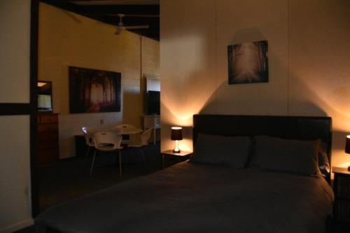 Кровать или кровати в номере The Studio