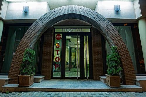 an entrance to a building with an arched doorway at Hostal Stop in Cantalejo