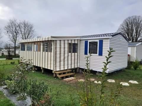 a tiny house is sitting in a yard at luminosa in Litteau